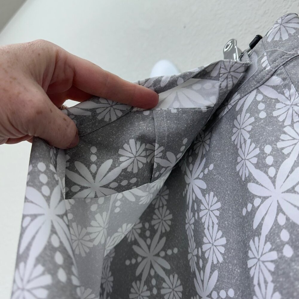 RipSkirt Hawaii Grey White Floral Wrap Stretch Quick Dry Skirt Womens sz Medium - Picture 5 of 8